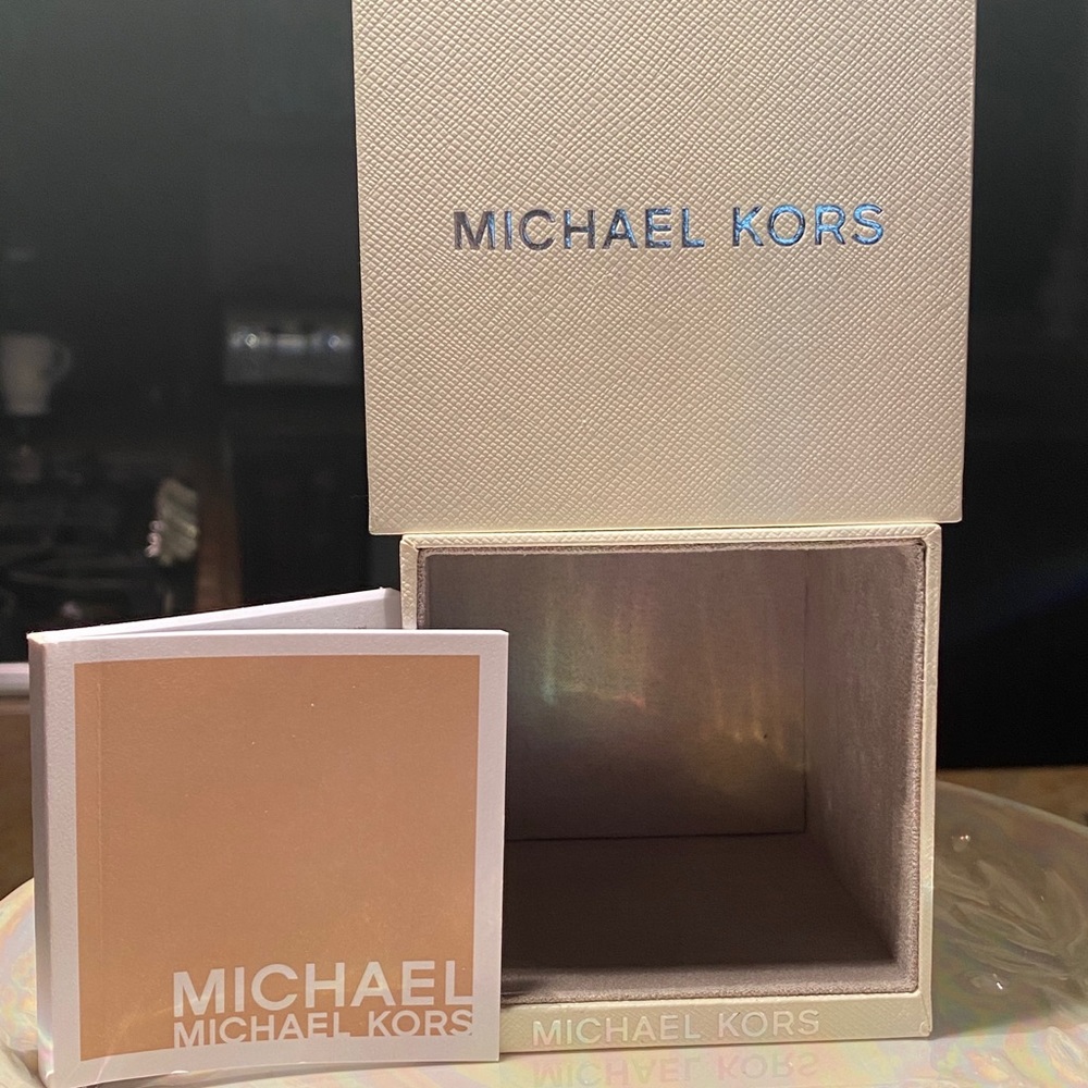 MICHAEL KORS  Rose Gold with  Swarovski Crystals. - Picture 3 of 3